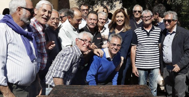 La presidenta andaluza y aspirante a las primarias del PSOE, Susana Díaz, en un desayuno con militantes 'con raíces extremeñas' de Sant Boi de Llobregat. EFE/ Andreu Dalmau