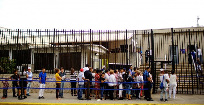 Gente esperando para entrar en la embajada de EEUU en La Habana, Cuba. REUTERS/Alexandre Meneghini