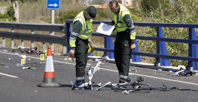 Agentes de la Guardia Civil y miembros de Emergencias en la zona donde la conductora de un turismo,que ha dado positivo en el control de alcohol y drogas , ha arrollado a un grupo de seis ciclistas de un equipo de Jàvea, provocando la muerte de dos de ell