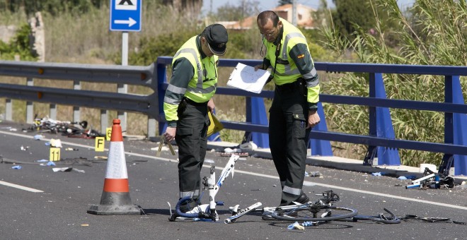 Agentes de la Guardia Civil y miembros de Emergencias en la zona donde la conductora de un turismo,que ha dado positivo en el control de alcohol y drogas , ha arrollado a un grupo de seis ciclistas de un equipo de Jàvea, provocando la muerte de dos de ell