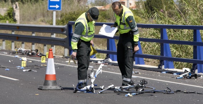 Agentes de la Guardia Civil y miembros de Emergencias en la zona donde la conductora de un turismo,que ha dado positivo en el control de alcohol y drogas , ha arrollado a un grupo de seis ciclistas de un equipo de Jàvea, provocando la muerte de dos de ell