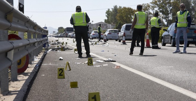 Agentes de la Guardia Civil y miembros de Emergencias en la zona donde la conductora de un turismo,que ha dado positivo en el control de alcohol y drogas , ha arrollado a un grupo de seis ciclistas de un equipo de Jàvea, provocando la muerte de dos de ell