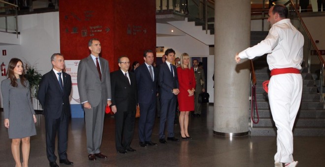 Felipe VI durante el aurresku de Honor, a su llegada al Palacio Euskalduna el 26 de Octubre de 2015./ Casa Real
