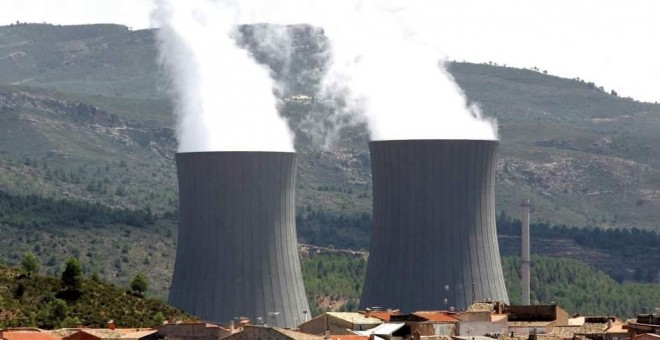 Las torres de refrigeración de la central nuclear de Cofrentes (Valencia), operada por Iberdrola, que emergen tras el pueblo. EFE