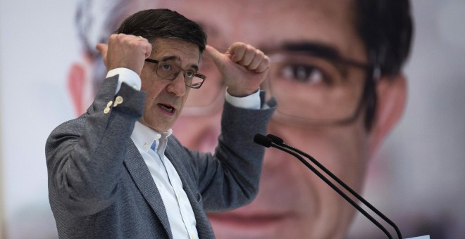 El candidato a liderar el PSOE Patxi López durante su intervención en un acto público en Santander. EFE/ Pedro Puente Hoyos