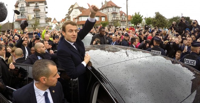 Emmanuel Macron durante su visita a Le Touquet.- REUTERS