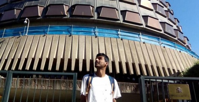 Zeshan Muhammad, frente al Tribunal Constitucional, que desestimó su recurso por una redada racista de la Policía.- SOS Racisme