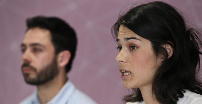 El secretario de organización de Podemos en la Comunidad de Madrid, Fran Casamayor (i), y la diputada Isabel Serra (d), presentan los resultados de la consulta para decidir si se impulsa una moción de censura contra Cifuentes. EFE/MARISCAL