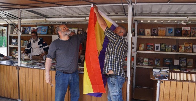 El Foro por la Memoria del Campo de Gibraltar retira la bandera republicana de su puesto de venta en la Feria del Libro de Algeciras.