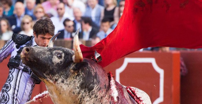 Un toro herido y ensangrentado durante la Feria de Abril de Sevilla. EFE