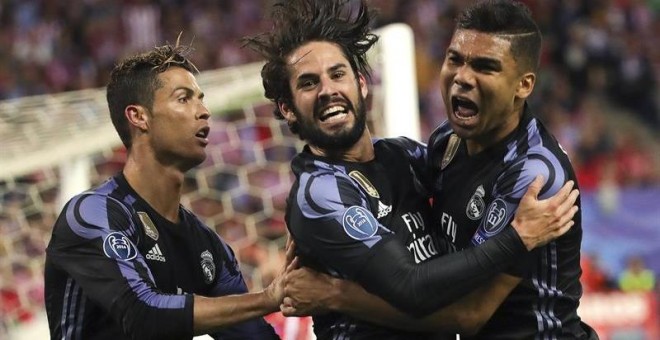 El centrocampista del Real Madrid Isco Alarcón (c) celebra con Cristiano Ronaldo (i) y con Casemiro su gol. /EFE