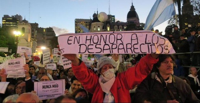'En honor de los desaparecidos', se podía leer en una de las pancartas durante la manifestación en Buenos Aires. - EFE