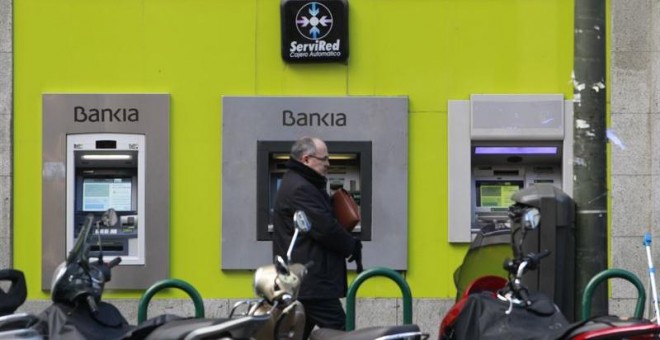 Un cliente opera en un cajero automático de Bankia. E.P.
