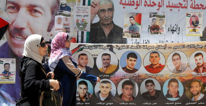 Mural con los presos palestinos en huelga de hambre / REUTERS