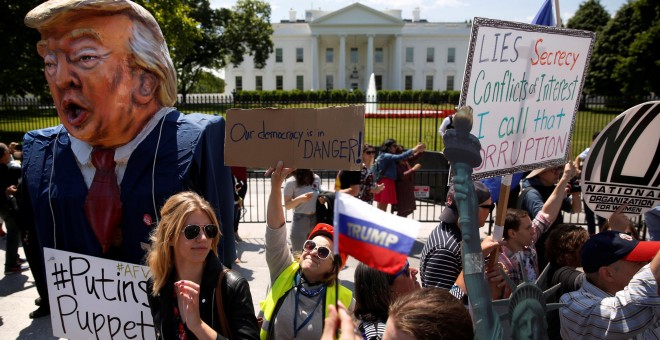Un grupo de personas se manifiesta contra Donald Trump junto a la Casa Blanca. - REUTERS