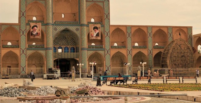 La vida en la Plaza Amir Chakhmaqen, en Yazd, bajo la mirada de los líderes supremos. - M.S.