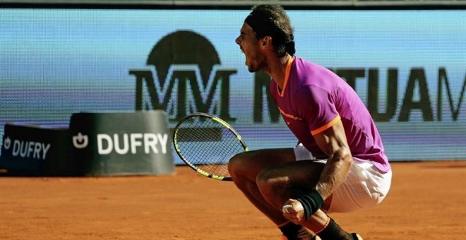 Rafael Nadal celebra su victoria ante el serbio Novak Djokovic en semifinales del Mutua Madrid Open en la Caja Mágica de Madrid. EFE/Sergio Barrenechea