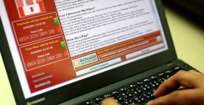 Un programador muestra un ejemplo de un ransomware en un portátil. | EFE