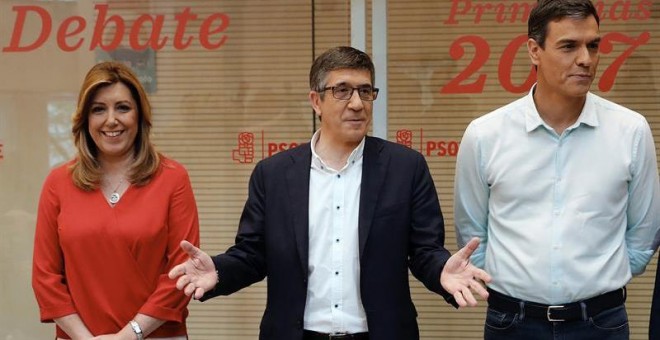 Los candidatos a la Secretaría General del PSOE, Susana Díaz (i), Patxi López (c) y Pedro Sánchez (d), posan en la sede del partido en la madrileña calle de Ferraz. /EFE