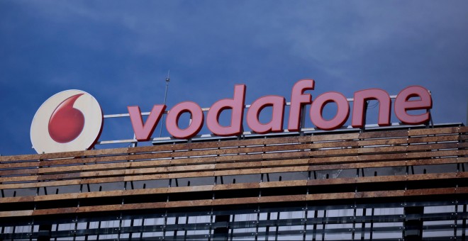 El logo de Vodafone en su sede en Madrid. REUTERS/Andrea Comas