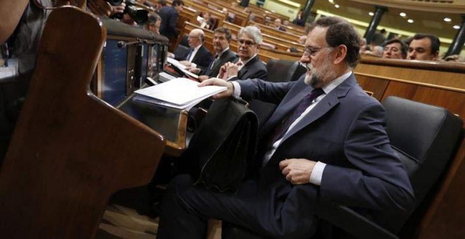 El presidente del Ejecutivo, Mariano Rajoy, momentos antes del incio hoy de la sesión de control al Gobierno en el Congreso de los Diputados. | JAVIER LIZÓN (EFE)