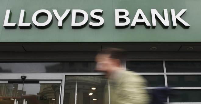 Un peatón pasa  ante una sucursal de Lloyds Bank en Londres. EFE/Andy Rain