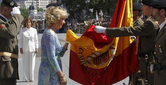 Esperanza Aguirre, con la bandera de España. EFE
