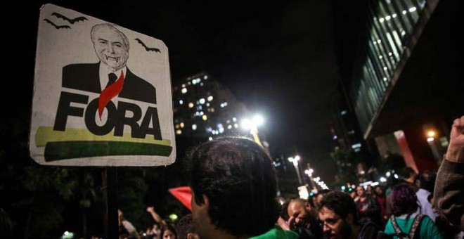 Manifestantes protestan contra el presidente de Brasil, Michael Temer en la avenida Paulista, en Sao Paulo. | FERNANDO BIZERRA (EFE)