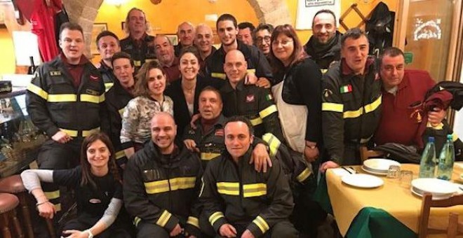 Las propietarias y personal del restaurante con un grupo de bomberos que habitualmente come allí