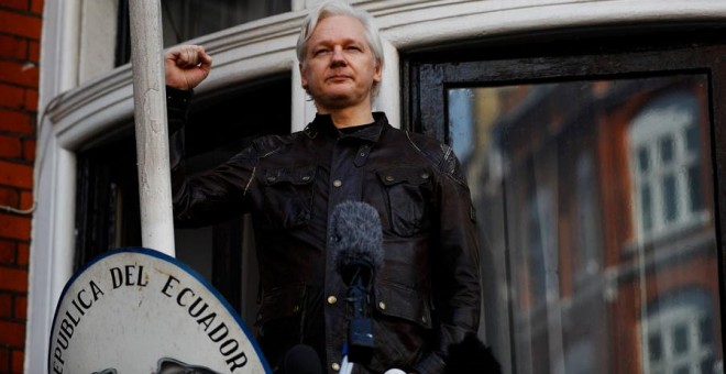 Assange, con el puño en alto en el balcón de la Embajada de Ecuador en Londres. REUTERS/Peter Nicholls