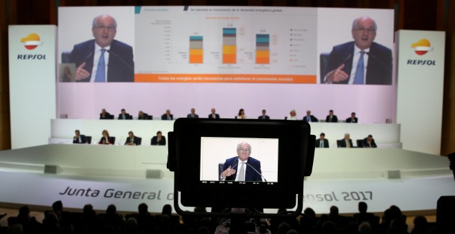 El presidente de Repsol, Antonio Brufau, durante su intervención en la junta de accionistas de la petrolera. REUTERS/Paul Hanna