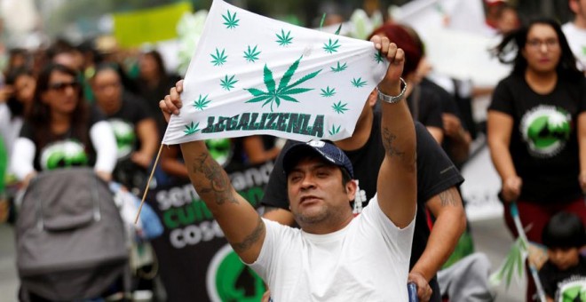 Un manifestante por la legalización de la marihuana durante una marcha reciente en México. REUTERS/Henry Romero