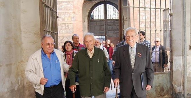 De izda a dcha, Pepe Sánchez (de la Asoc. Mem. Hca de Murcia-Tenemos Memoria) y dos ex-presos políticos, ya muy ancianos pero muy queridos en la ciudad, el maestro José Castaño, y José Fuentes Yepes. Foto cedida por Diego Jiménez.