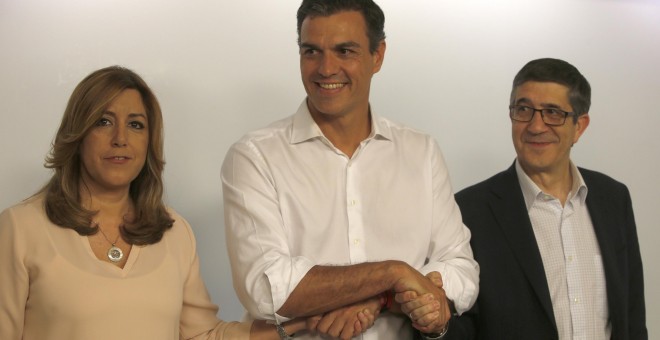 pedro Sánchez, nuevo Secretario General del PSOE, junto a sus rivales, Susana Díaz y PatxI López.EFE/Javier Lizón