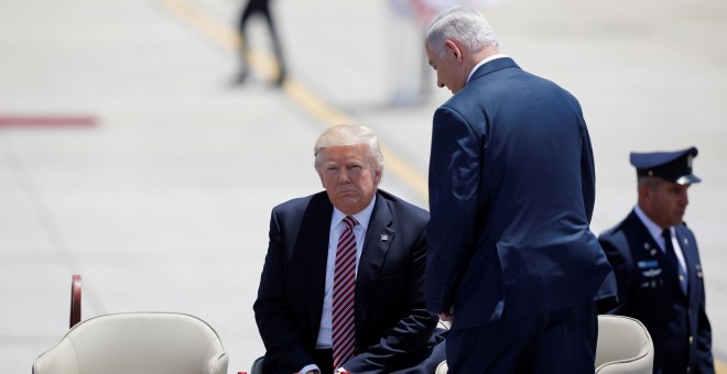 El presidente de EEUU Donald Trump descansa cerca del primer ministro israelí  Benjamin Netanyahu a su llegada al aeropuerto de Tel Aviv.REUTERS/Amir Cohen