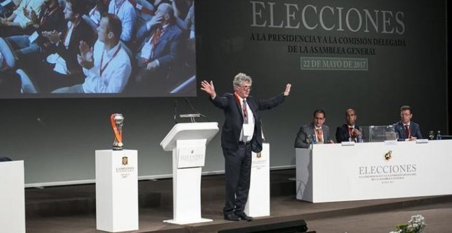 El presidente de la Real Federación Española de Fútbol (RFEF), Ángel María Villar, tras ser reelegido para el cargo durante la Asamblea General Extraordinaria. /EFE