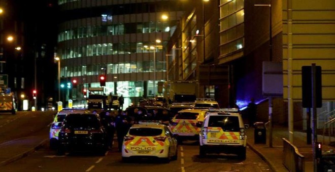Varios coches de la Policía británica estacionados frente al Manchester Arena. | REUTERS