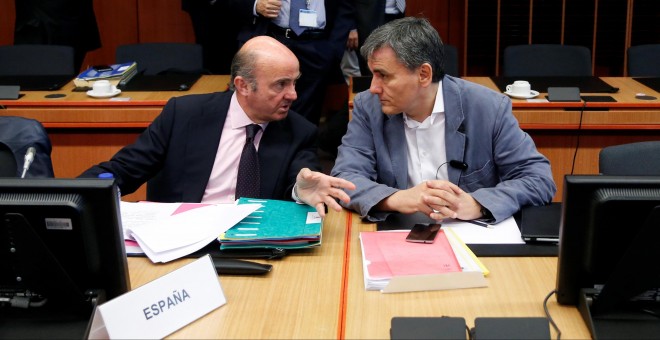 El ministro de Economía, Luis de Guindos, conversa con el titular de Finanzas griego, Euclides Tsakalotos, antes del comienzo de la reunión del Eurogrupo, en Bruselas. REUTERS/Francois Lenoir