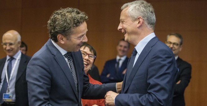 El presidente del Eurogrupo, Jeroen Dijsselbloem, saluda al nuevo ministro francés de Finanzas, Bruno Le Maire, antes del inicio de la reunión de los ministros de Economía y Finanzas de la Eurozona, en Bruselas. EFE/Stephanie Lecocq