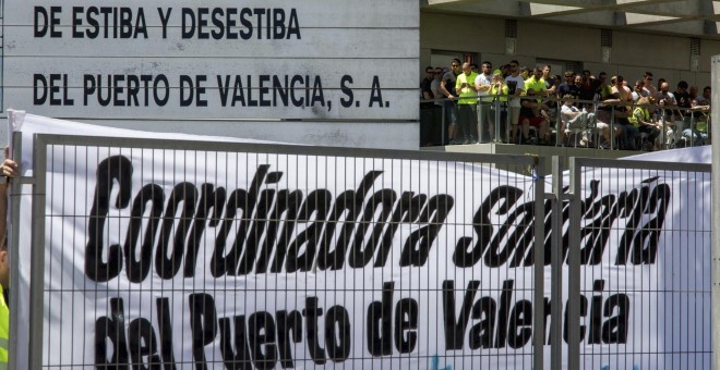 Los estibadores del Puerto de Valencia durante la asamblea informativa después de que el Congreso de los Diputados haya aprobado el real decreto ley de reforma de la estiba. EFE/Biel Aliño