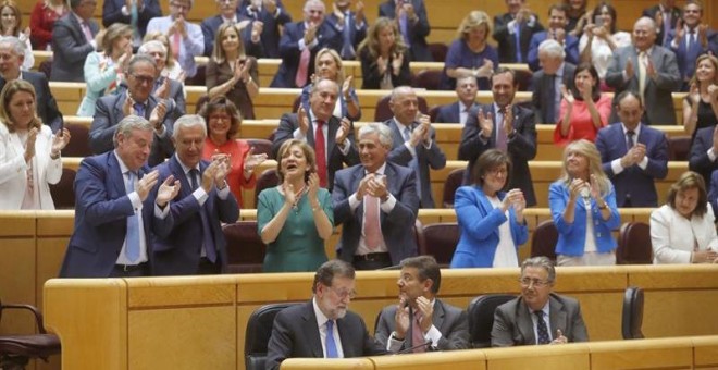 Los senadores del PP aplauden tras la intervención del presidente del Gobierno, Mariano Rajoy, en la sesión de control al Gobierno esta tarde en el Senado. EFE/Javier Lizón