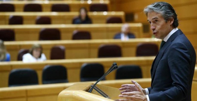 El ministro de Fomento, Íñigo de la Serna, interviene durante la sesión de control al Gobierno en el Senado. EFE/Javier Lizón