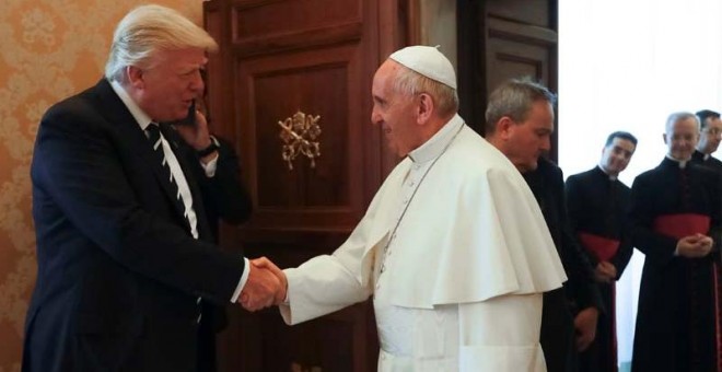 Trump saluda al Papa Francisco en el Vaticano. | ALESSANDRA TARANTINO (REUTERS)
