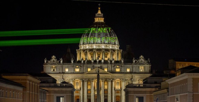 La proyección de Greenpeace sobre la basílica de San Pedro, en el Vaticano. GREENPEACE