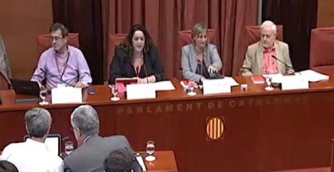 Carlos Enrique Bayo y Patricia López (sentados a la izquierda), durante su intervención en la Comisión de Investigación sobre la Operación Catalunya. /PÚBLICO