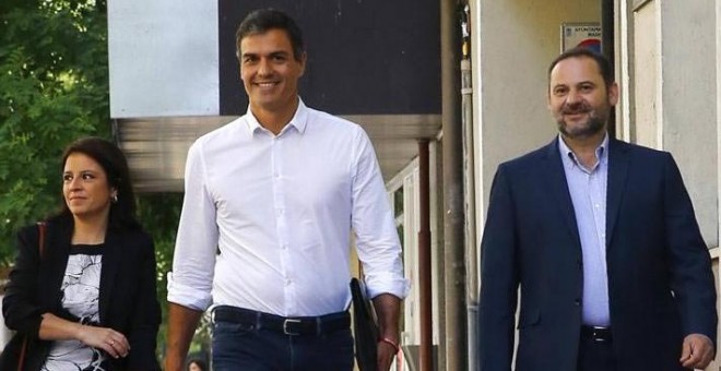 Pedro Sánchez (c), reelegido en primarias como secretario general del PSOE, acompañado por los diputados Adriana Lastra y José Luis Ábalos, a su llegada esta mañana a la sede del partido. |  J.P. GANDUL