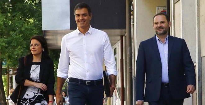 Pedro Sánchez (c), reelegido en primarias como secretario general del PSOE, acompañado por los diputados Adriana Lastra y José Luis Ábalos, a su llegada esta mañana a la sede del partido. |  J.P. GANDUL