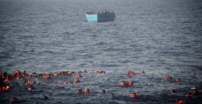 Al menos 20 muertos tras caer al agua unas 200 personas en el Mediterráneo / TWITTER