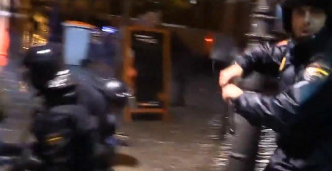 Agentes antidisturbios cargan contra reporteros en el Jaque al Rey de marzo de 2012.- FRAGMENTO VÍDEO COMISIÓN LEGAL SOL