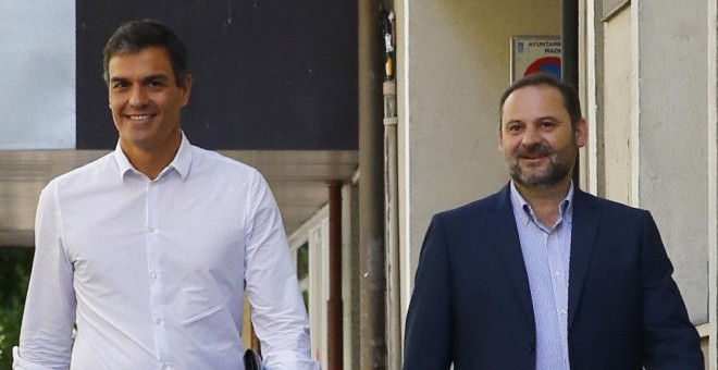 Pedro Sánchez, reelegido secretario general del PSOE, acompañado por el diputado valenciano José Luis Ábalos, portavoz interino del grupo parlamentario, a su llegada esta mañana a la sede del partido en la madrileña calle de Ferraz. EFE/J.P. Gandul